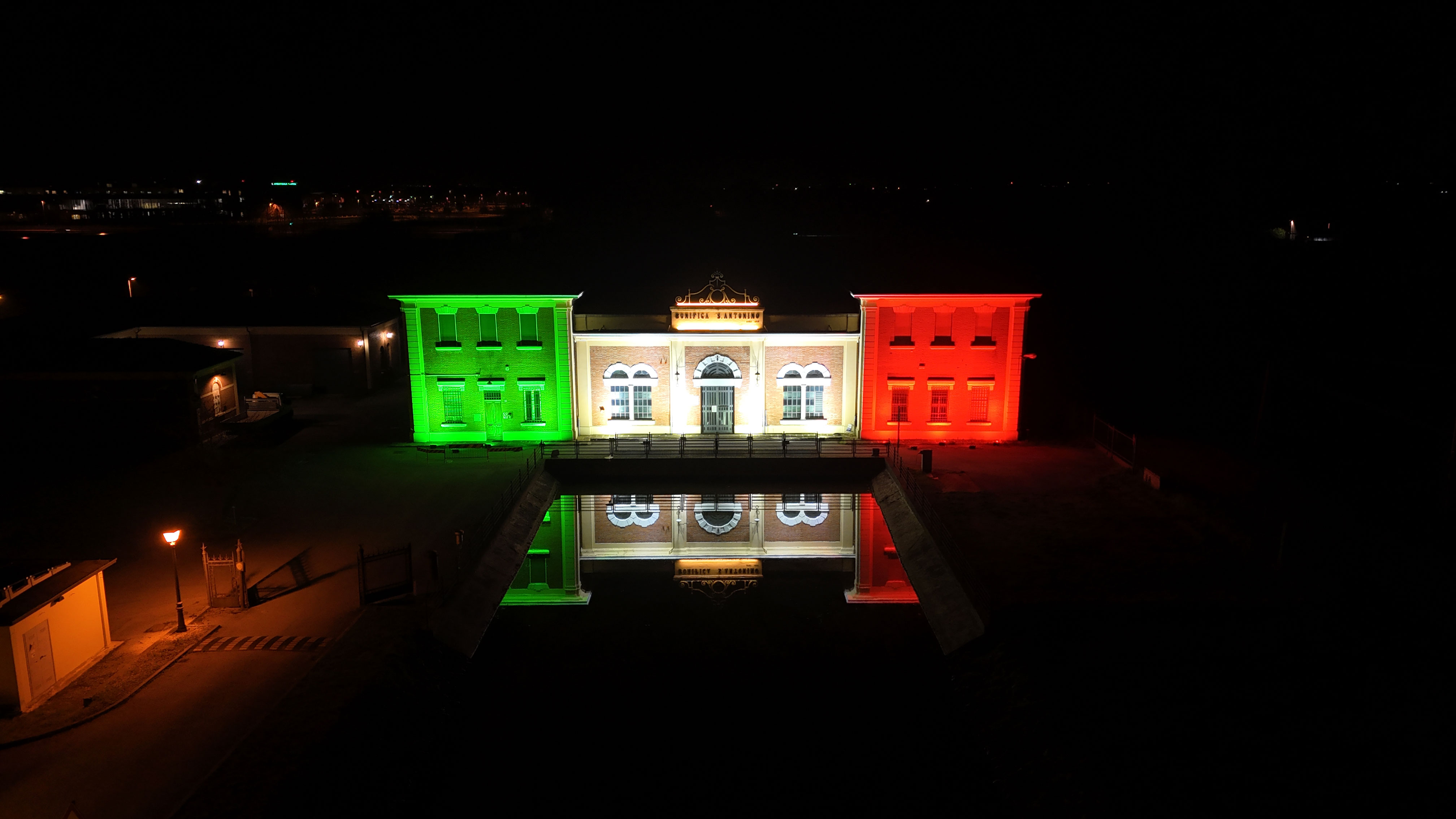 Bagliori di tricolore sull’impianto idrovoro di San’Antonino a Cona